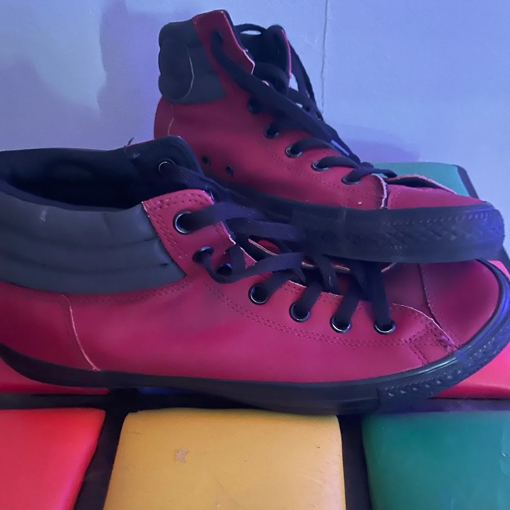 Converse Red High Top Pleather Men’s Size 9.5 - Picture 2 of 5